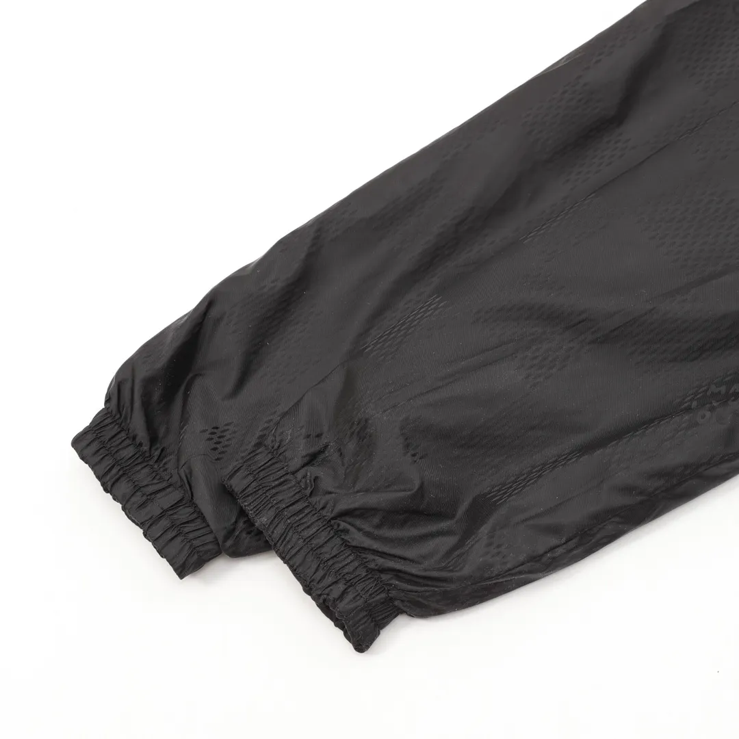 🅿️570 Louis Vuitton/Louis Vuitton Logo Reversible Jacket Jacket Reversible jacket, divided into solid color side and full logo jacquard side, the two styles can be switched at will. Needless to say the style, low-key luxury, both sides bring out the 1V classic elements, loose fit, casual and comfortable upper body. The solid color side is a soft-shell jacket style, a simple solid color style, only the chest hardware is decorated, the hardware is removable, the inside and outside hardware are all double-sided engraved, the original version is the same and can be customized and dyed. The clothes are of the same color with no color difference, and the labor cost is expensive. The lining is made of silk jacquard fabric, and the classic full-width logo jacquard process requires everything to be woven, and the process cost is extremely high. size：XS-L